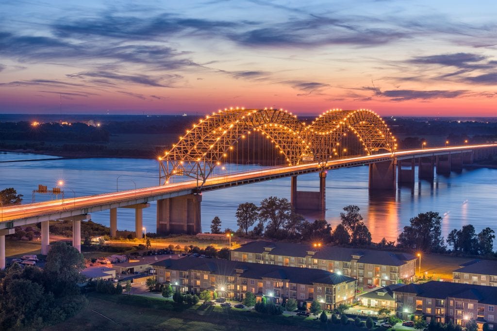 Puente iluminado de la ciudad de Memphis 