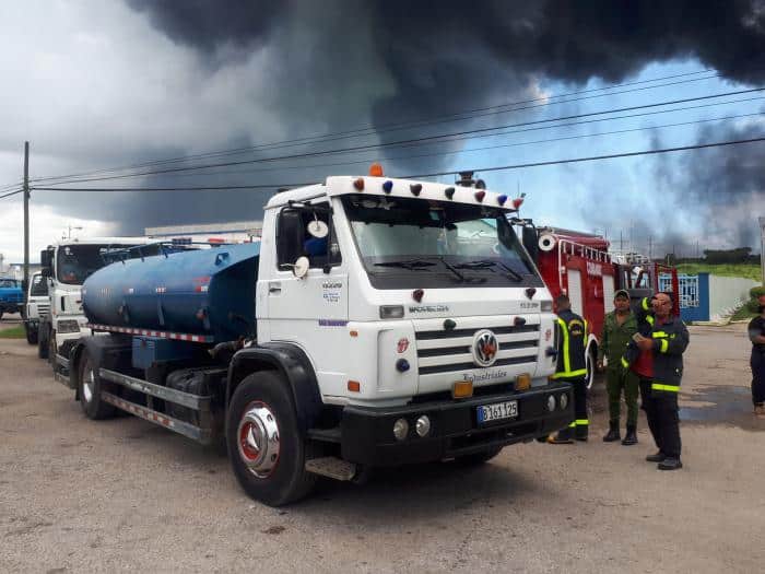 Atendiendo incendio de tanques de combustible en Matanzas