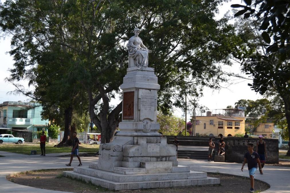 A pedido de María Collado Romero, el parque frente a su casa en La Víbora, hoy Parque de Córdoba, lleva su nombre y se levanta un monumento en su honor.