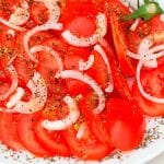 Prepara una ensalada de tomates y cebollas.